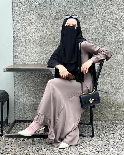 Makan di Restoran, Wanita Bercadar Ini Risih karena Diperhatikan Orang