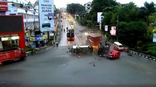 KECELAKAAN MAUT TRUK DI BALIKPAPAN, REAKSI SOPIR DIPERTANYAKAN