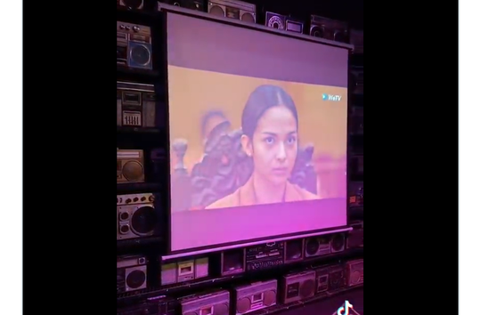 Seru! Para Pemuda Ini Nobar Film Layangan Putus bak Suporter Bola