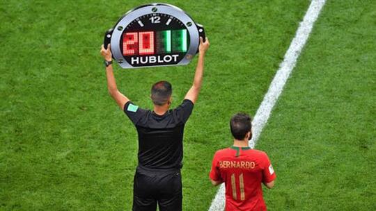 Drama Mengulur-ulur Waktu yang Terhormat Sampai Menjengkelkan di Dalam Sepak Bola