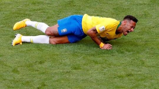 Drama Mengulur-ulur Waktu yang Terhormat Sampai Menjengkelkan di Dalam Sepak Bola