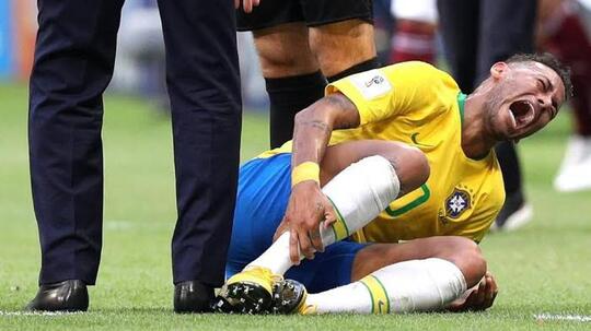 Drama Mengulur-ulur Waktu yang Terhormat Sampai Menjengkelkan di Dalam Sepak Bola