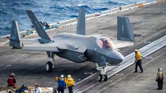 Celaka Lagi ! | F-35C Jatuh ke Laut Setelah Menabrak Dek Penerbangan USS Carl Vinson
