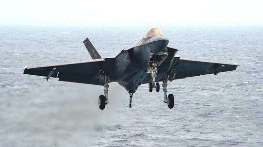 Celaka Lagi ! | F-35C Jatuh ke Laut Setelah Menabrak Dek Penerbangan USS Carl Vinson
