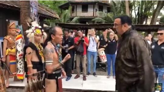 Steven Seagal Kunjungi Kalimantan hingga Cium Mandau, Warganet Sindir Edy Mulyadi