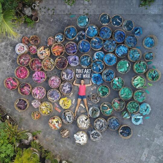 Keren Banget! Kasih Pesan untuk Dunia Pakai Karya Seni dari Barang Bekas!