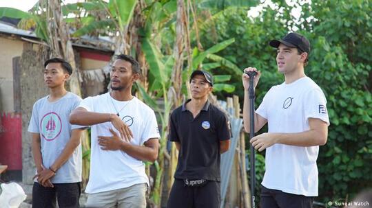 Saat Foto Bugil Diberi Sanksi Deportasi, Apakah Bule yang Peduli Sosial Diapresiasi?
