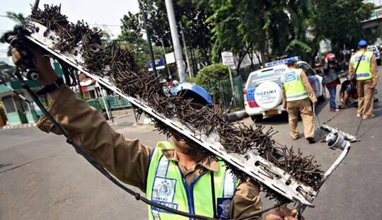 Waspada Tukang Tambal Ban Culas Tebar Paku di Jalan Raya, Awas Jadi Korban