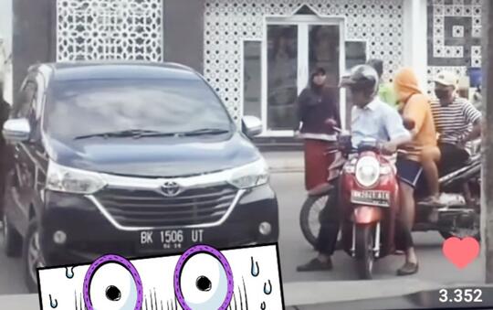 Avanza Unik Sedunia, Kamu Pasti Mikir Lihat Kedua Ban Depannya (Ngakak!)