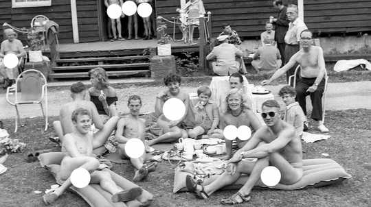 Kampung Spielplatz. Kampung Penduduk Bugil Yang Mencoba Menyatu Dengan Alam