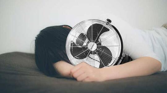 Sering Tidur Semalaman dengan Kipas Angin Menyala? Ingat, Ada Bahaya Serius Mengancam