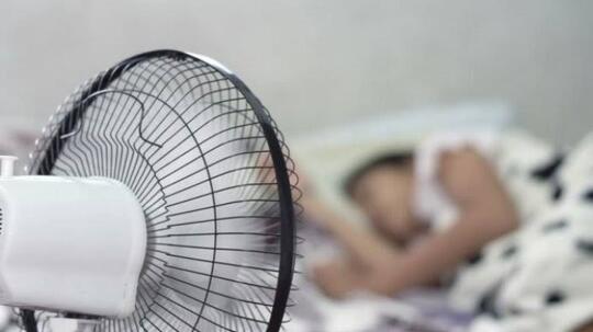 Sering Tidur Semalaman dengan Kipas Angin Menyala? Ingat, Ada Bahaya Serius Mengancam
