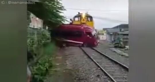 Stop Terobos Rel Kereta Api, Taati Aturan Untuk Menghindari Bahaya Kecelakaan