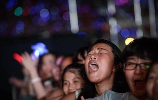 3 Alasan Kenapa Banyak Kpopers Bertingkah Konyol, Toxic, dan Radikal