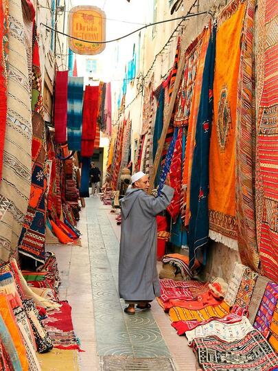10 Negara Ini Punya Kain Tradisional yang Menawan Loh! Intip Yuk!