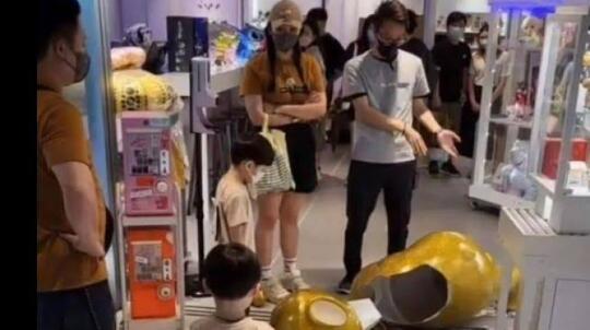 VIRAL ! Bocah Jatuhkan Patung "TELLETUBIES" Raksasa, Orang Tua Ganti Rp.98juta !