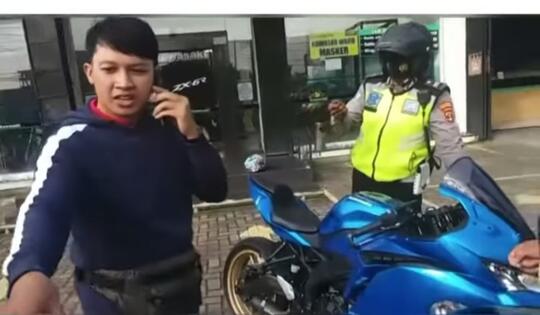 Viral, Polisi Tilang Motor Keluar dari Dealer? Terungkap Inilah Fakta Sebenarnya!
