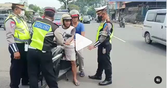 Beneran Terjadi Gan, Pengendara Motor Ini Dirazia Karena Pakai Sandal