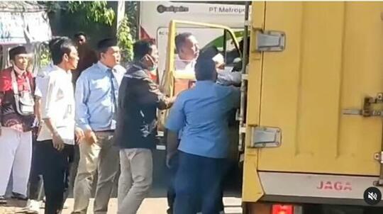 Mobil Box Nyalip Dengan Ugal-ugalan, Sopirnya Diamuk Oleh Rombongan Calon JAMAAH HAJI