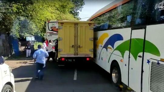 Mobil Box Nyalip Dengan Ugal-ugalan, Sopirnya Diamuk Oleh Rombongan Calon JAMAAH HAJI