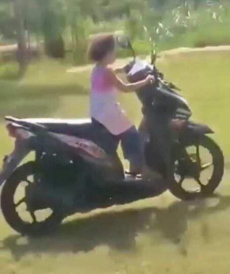 Diawasi Oleh Orangtuanya, Bocil Ini Belajar Naik MOTOR MATIC Sendiri Di lapangan