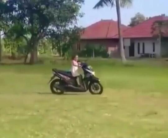 Diawasi Oleh Orangtuanya, Bocil Ini Belajar Naik MOTOR MATIC Sendiri Di lapangan