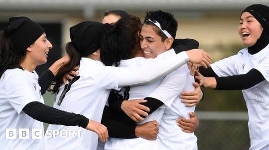 Timnas putri Afghanistan: Lolos dari Taliban dengan masa depan sepakbola tidak pasti