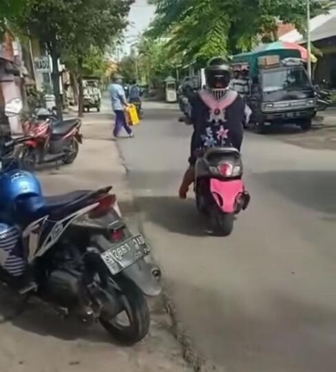 Untuk Menghindari Tilang ETLE, Emak-Emak Tutup Plat Nomor Motornya Pakai CELANA DALAM