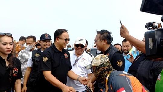 Anies Diteriaki 'Presiden' Saat Buka Turnamen Aduan Layangan di PIK 2