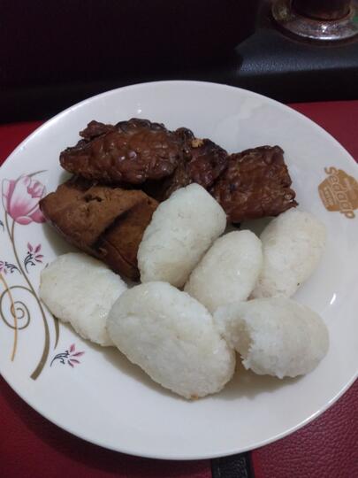 Antara Jadah Tahu Bacem dan Tempe Bacem