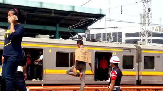 3 Penumpang Kereta Api Diturunkan oleh Petugas karena Ngobrol, Kenapa Dilarang?