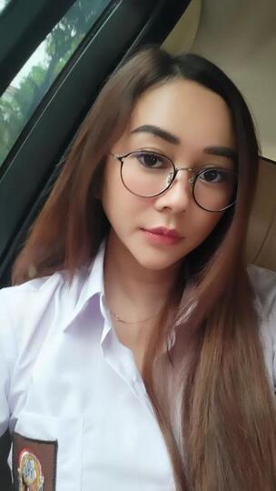 7 Potret Aura Kasih Pakai Seragam SMA