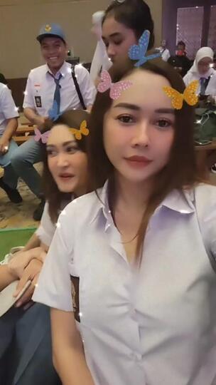 7 Potret Aura Kasih Pakai Seragam SMA