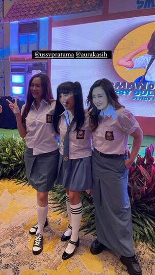 7 Potret Aura Kasih Pakai Seragam SMA