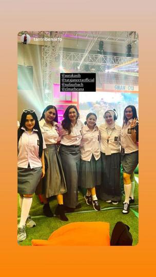 7 Potret Aura Kasih Pakai Seragam SMA