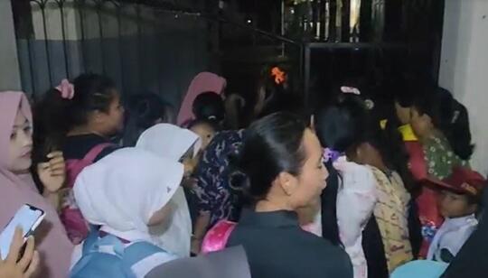 Uniknya Tradisi Berebut Bangku Sekolah Tiap Tahun Ajaran Baru, Apa Sih Alasannya?