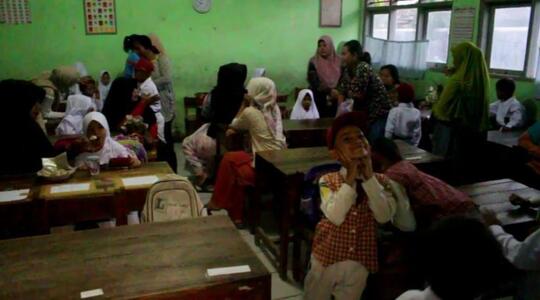 Uniknya Tradisi Berebut Bangku Sekolah Tiap Tahun Ajaran Baru, Apa Sih Alasannya?