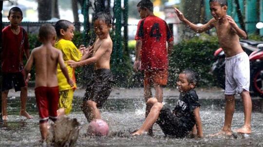 Momen Main Hujan-hujanan Saat Kecil yang Tak Terlupakan, Nomor 5 Bikin Geli dan Malu