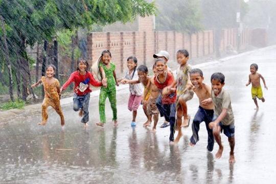 Momen Main Hujan-hujanan Saat Kecil yang Tak Terlupakan, Nomor 5 Bikin Geli dan Malu