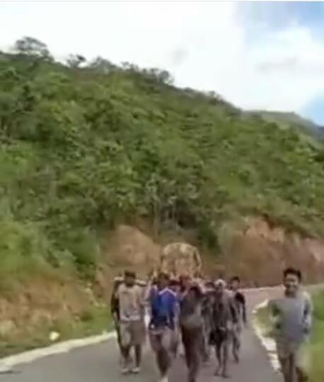 Tak Dipinjami Ambulans Oleh Puskesmas, Warga Mamuju Gotong Jenazah Hingga 13 Km