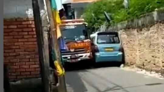 Parkir Liar Bikin Mobil Damkar Terhambat, Telat Datang Apakah Masih Dipersalahkan?