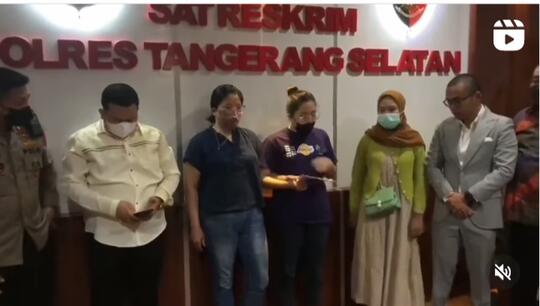 Marah, Mengecam, Kini Ibu Pengutil Cokelat Di Alfamart Nangis Minta Maaf, Kapok?