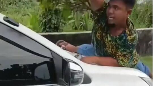 Diduga Preman, Seorang Pria Nemplok di Kap Mobil Dibawa ke Markas TNI, Patut Dicoba?