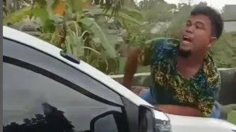 Diduga Preman, Seorang Pria Nemplok di Kap Mobil Dibawa ke Markas TNI, Patut Dicoba?