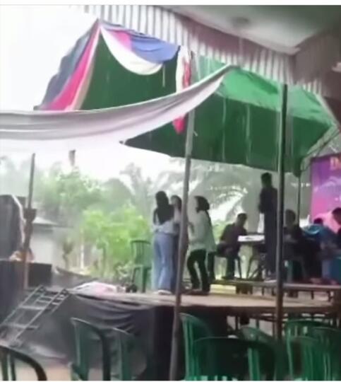 Asyik Nyanyi dan Berjoget, Panggung Dangdutan Disambar Petir, Azab Indosiar?