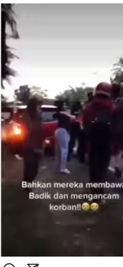 Tak Diterima Diklakson, Sambil Gendong Anak Pasutri Ini Dikeroyok Sejumlah Remaja