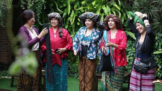 Fashion Kerudung Pakai Rok Mini, Netizen Pun Berceloteh!