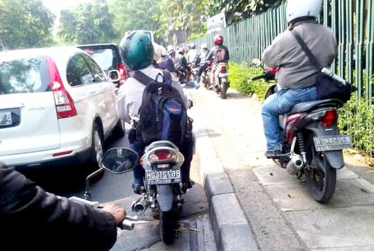 Lampu Utama Bikin Silau, Mau Sampai Kapan? Demi Terlihat Keren, Trend Kebodohan?