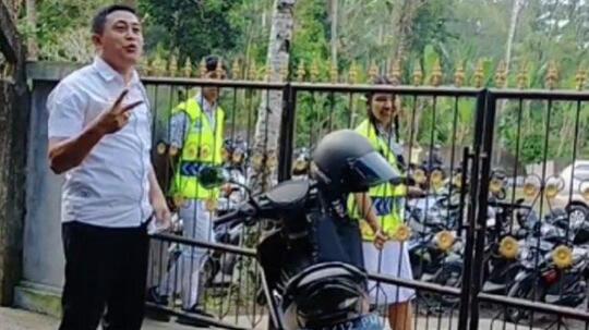 Guru Datang Terlambat Gerbang Ditutup oleh Murid, Apakah Itu Pantas Untuk Dilakukan?