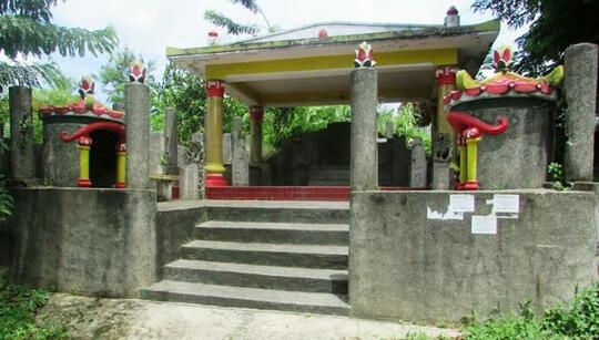 Petak Umpet berujung Penampakan Di Makam Hindu Budha
